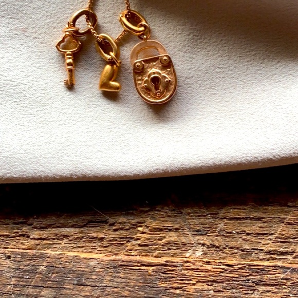 Kendra Scott necklace
